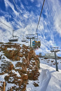 Val Senales, İtalya-13 Kasım 2013:Skiers üzerinde skilift, kayakçı yamaçta kayak merkezinde İtalyanca Alps içinde güneşli günde buzul Val Senales, İtalya
