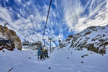 Val Senales, İtalya-26 Kasım 2014:Skiers üzerinde skilift, kayakçı yamaçta kayak merkezinde İtalyanca Alps içinde güneşli günde buzul Val Senales, İtalya