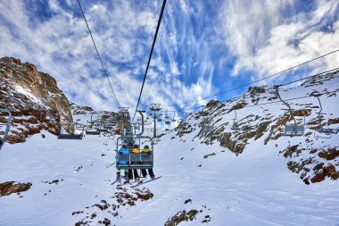Val Senales, İtalya-26 Kasım 2014:Skiers üzerinde skilift, kayakçı yamaçta kayak merkezinde İtalyanca Alps içinde güneşli günde buzul Val Senales, İtalya