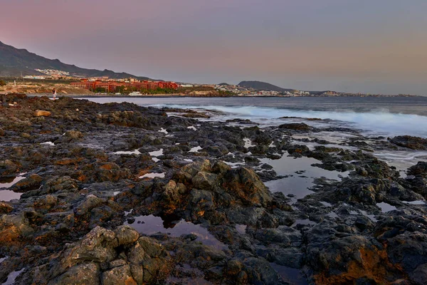 Güzel günbatımı manzara panoramik manzaralı La Caleta Köyü, Tenerife, Kanarya Adaları, İspanya yakınındaki sahil şeridi üzerinde.