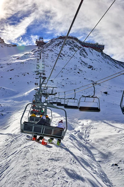 Skiërs Skilift Skiërs Helling Skigebied Italiaanse Alpen Zonnige Dag Gletsjer — Stockfoto