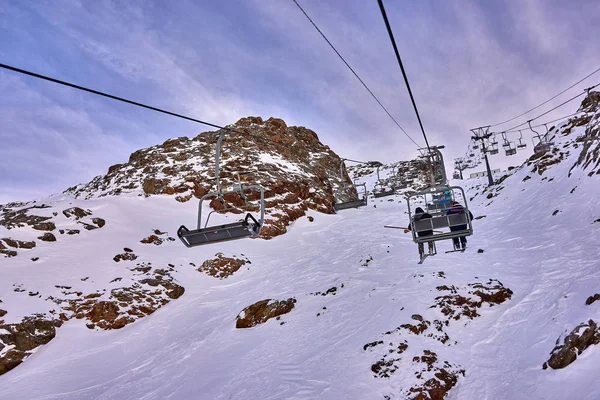 滑雪者在滑雪场滑雪者 滑雪者在意大利阿尔卑斯山滑雪胜地的山坡上 在意大利瓦尔塞纳莱斯冰川上的阳光明媚的日子里 — 图库照片