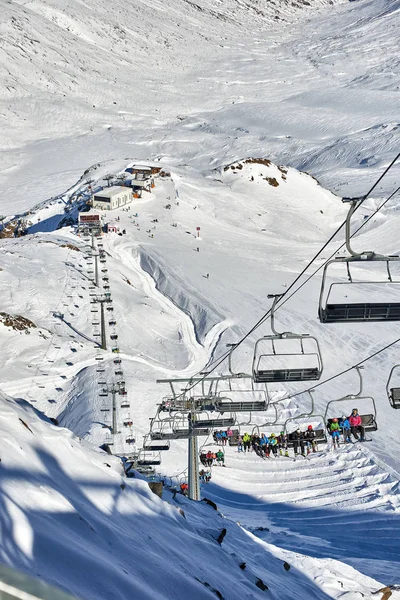 Val Senales 意大利 2014年11月26日 滑雪者在滑雪场 滑雪者在滑雪胜地意大利阿尔卑斯山的斜坡上在阳光明媚的日子在意大利瓦尔塞纳莱斯冰川 — 图库照片