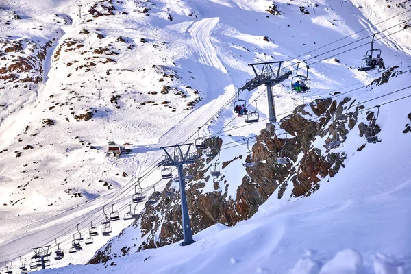 滑雪者在滑雪场滑雪者 滑雪者在意大利阿尔卑斯山滑雪胜地的山坡上 在意大利瓦尔塞纳莱斯冰川上的阳光明媚的日子里 — 图库照片