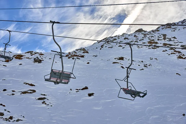 スキーリフト スキーで斜面をスキーをスキーヤー リゾート イタリア アルプス氷河ヴァル セナーレス イタリアの晴れた日 — ストック写真