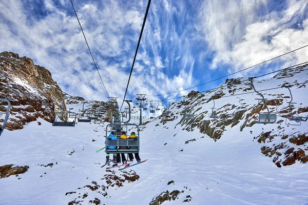 Val Senales, İtalya-26 Kasım 2014:Skiers üzerinde skilift, kayakçı yamaçta kayak merkezinde İtalyanca Alps içinde güneşli günde buzul Val Senales, İtalya