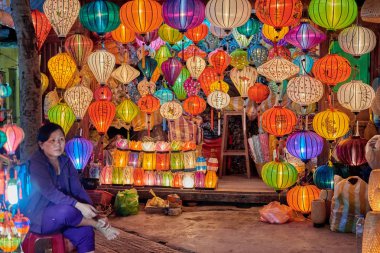 Hoi An, Vietnam-04 Aralık 2014: satıcı, renkli lambalar Hoi An, Vietnam