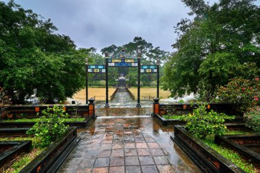 Minh Lau Pavyonu (Bright Pavilion) Hue, Vietnam A Unesco Dünya mirası bir yağmurlu günde Minh Mang kabirde