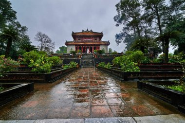 Minh Lau Pavyonu (Bright Pavilion) Hue, Vietnam A Unesco Dünya mirası bir yağmurlu günde Minh Mang kabirde