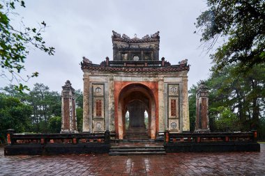 İmparatorluk mezar Duc İmparator Tu renk tonu, Vietnam.A Unesco Dünya mirası bir yağmurlu günde