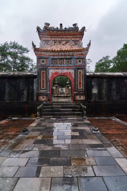 İmparatorluk mezar Duc İmparator Tu renk tonu, Vietnam.A Unesco Dünya mirası bir yağmurlu günde