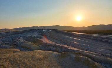 Romanya, Berca, Buzau, Vulcanii Noroiosi çamurlu Volkanlar Ulusal rezervasyonunuzu yaparken güneş doğuyor. Çamurlu volkanlar manzara.