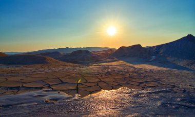 Romanya, Berca, Buzau, Vulcanii Noroiosi çamurlu Volkanlar Ulusal rezervasyonunuzu yaparken güneş doğuyor. Çamurlu volkanlar manzara.