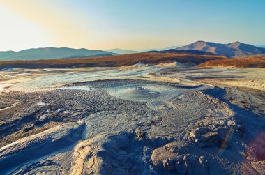 Romanya, Berca, Buzau, Vulcanii Noroiosi çamurlu Volkanlar Ulusal rezervasyonunuzu yaparken güneş doğuyor. Çamurlu volkanlar manzara.
