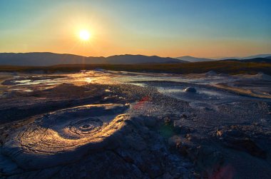 Romanya, Berca, Buzau, Vulcanii Noroiosi çamurlu Volkanlar Ulusal rezervasyonunuzu yaparken güneş doğuyor. Çamurlu volkanlar manzara.