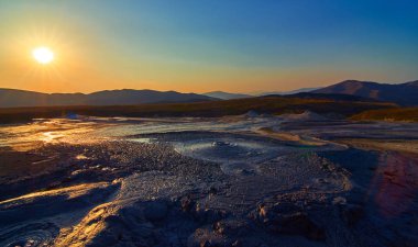 Romanya, Berca, Buzau, Vulcanii Noroiosi çamurlu Volkanlar Ulusal rezervasyonunuzu yaparken güneş doğuyor. Çamurlu volkanlar manzara.