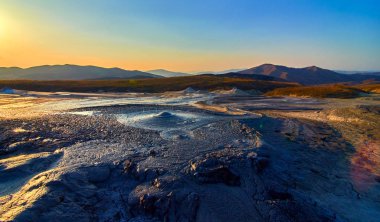 Romanya, Berca, Buzau, Vulcanii Noroiosi çamurlu Volkanlar Ulusal rezervasyonunuzu yaparken güneş doğuyor. Çamurlu volkanlar manzara.