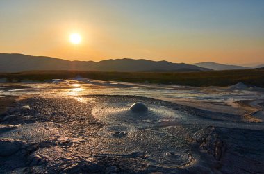 Romanya, Berca, Buzau, Vulcanii Noroiosi çamurlu Volkanlar Ulusal rezervasyonunuzu yaparken güneş doğuyor. Çamurlu volkanlar manzara.