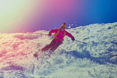 Sinaia, Romanya -21 Şubat 2015: genç kadın kayakçı Rides A güneşli günde yamaç aşağı