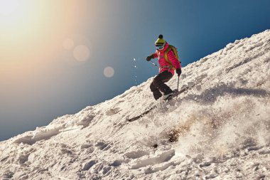 Sinaia, Romanya -21 Şubat 2015: genç kadın kayakçı Rides A güneşli günde yamaç aşağı