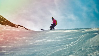 Sinaia, Romanya -21 Şubat 2015: genç kadın kayakçı Rides A güneşli günde yamaç aşağı
