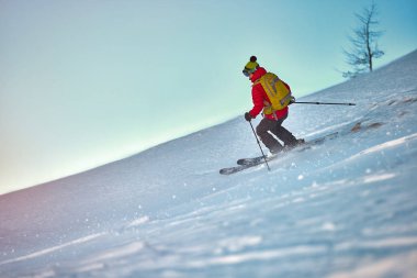 Sinaia, Romanya -21 Şubat 2015: genç kadın kayakçı Rides A güneşli günde yamaç aşağı