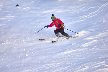 Sinaia, Romanya -21 Şubat 2015: genç kadın kayakçı Rides A güneşli günde yamaç aşağı