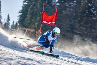 Poiana Brasov, Romanya -23 Ocak 2018: bilinmeyen kayakçı yarışmaktadır Poiana Brasov çocuk kupa içinde 23-24 Februarie 2018