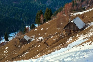 Romen kış manzara Carphatians Mountain.The kırsal kış manzara kepek alanında, Moeciu, Romania