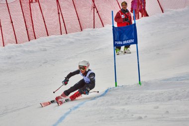 Poiana Brasov, Romanya -23 Ocak 2018: bilinmeyen kayakçı yarışmaktadır Poiana Brasov çocuk kupa içinde 23-24 Februarie 2018