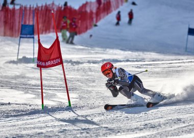 Poiana Brasov, Romanya -23 Ocak 2018: bilinmeyen kayakçı yarışmaktadır Poiana Brasov çocuk kupa içinde 23-24 Februarie 2018