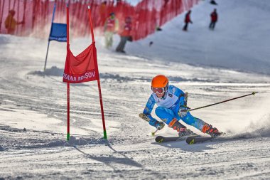 Poiana Brasov, Romanya -23 Ocak 2018: bilinmeyen kayakçı yarışmaktadır Poiana Brasov çocuk kupa içinde 23-24 Februarie 2018