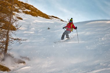 Sinaia, Romanya -21 Şubat 2015: genç kadın kayakçı Rides A güneşli günde yamaç aşağı