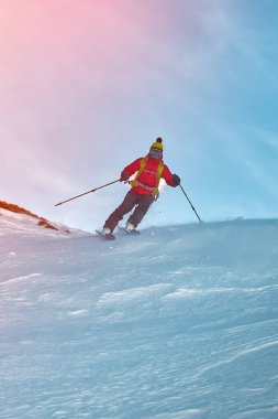 Sinaia, Romanya -21 Şubat 2015: genç kadın kayakçı Rides A güneşli günde yamaç aşağı