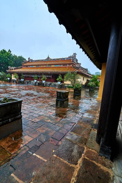 明曼皇帝墓 国家公园 在顺化 越南联合国教科文组织世界遗产在雨天 — 图库照片