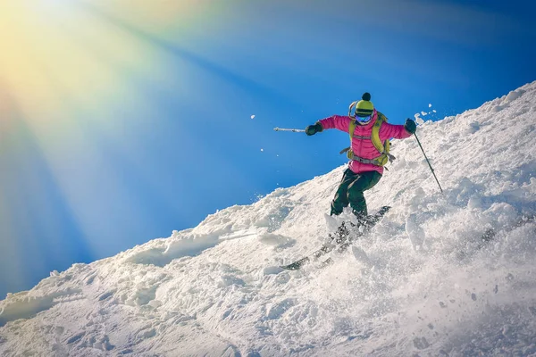 Jinete Esquí Saltando Las Montañas Extremo Deporte Invierno — Foto de Stock