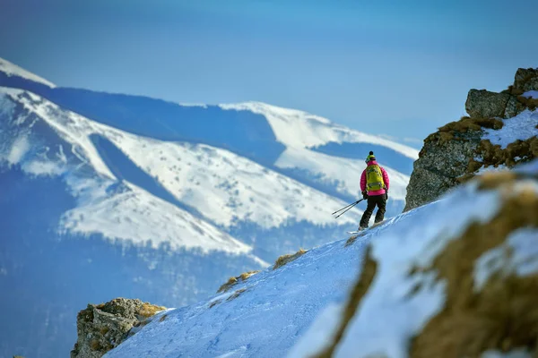 Cavaleiro Esqui Saltar Sobre Montanhas Extremo Esporte Inverno — Fotografia de Stock