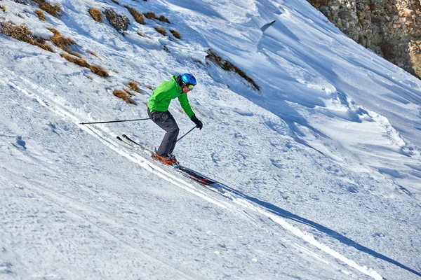 Sinaia Romênia Fevereiro 2015 Jovem Esquiador Desce Encosta Dia Ensolarado — Fotografia de Stock