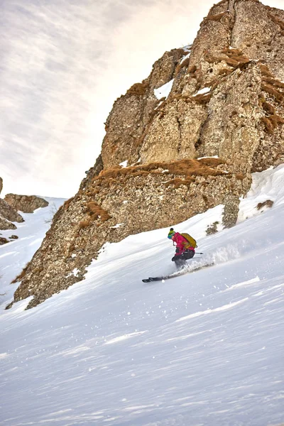 Sinaia Rumania Febrero 2015 Joven Esquiadora Cabalga Por Ladera Día — Foto de Stock