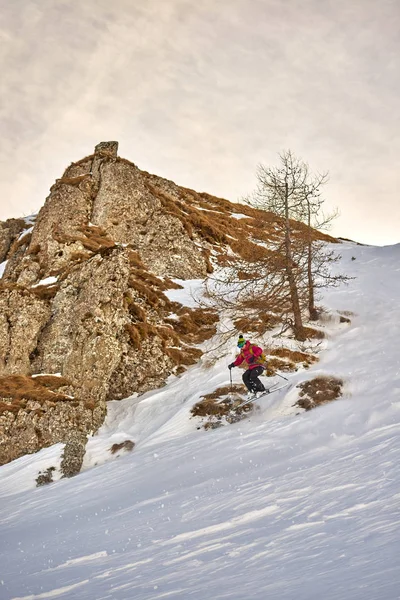 罗马尼亚锡纳亚 2015年2月21日 阳光明媚的日子里 年轻的女性滑雪者骑行在山坡上 — 图库照片