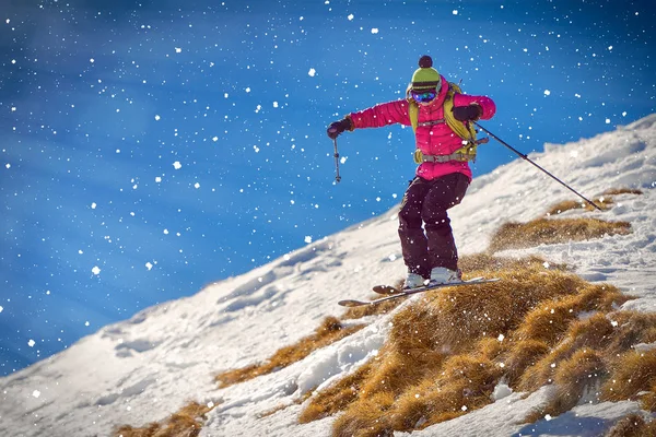 Jinete Esquí Saltando Las Montañas Extremo Deporte Invierno — Foto de Stock
