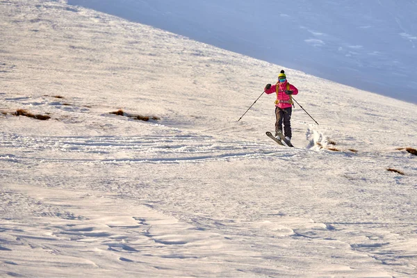 Sinaia Rumänien Februari 2015 Unga Kvinnliga Skidåkare Rider Ner Lutningen — Stockfoto