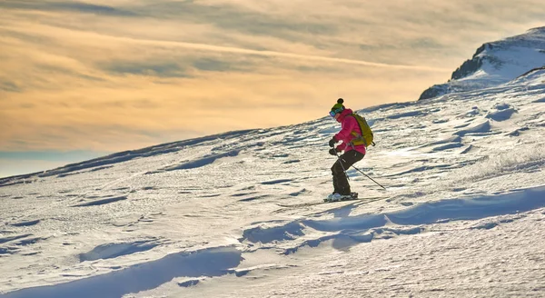 Sinaia Rumänien Februari 2015 Unga Kvinnliga Skidåkare Rider Ner Lutningen — Stockfoto