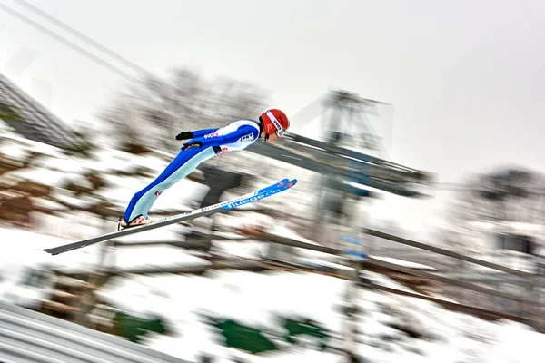罗马尼亚拉斯诺夫 2018年3月3日 未知的滑雪跳投比赛在罗马尼亚拉斯诺夫赢得女子飞人世界杯滑雪跳伞项目的动作模糊 — 图库照片