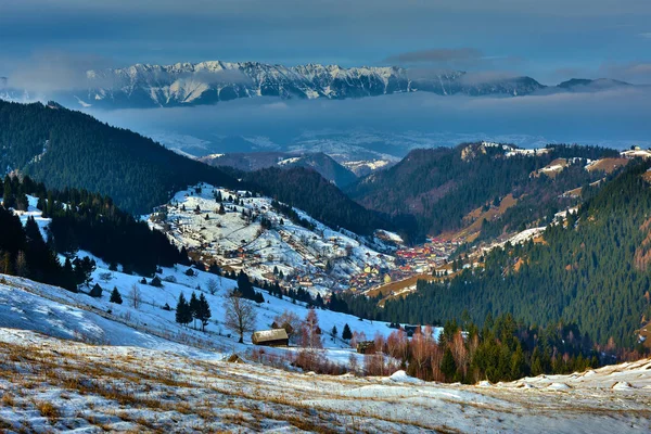 Moeciu ルーマニアのふすま地区 Carphatians Mountain 農村冬景色のルーマニアの冬の風景 — ストック写真