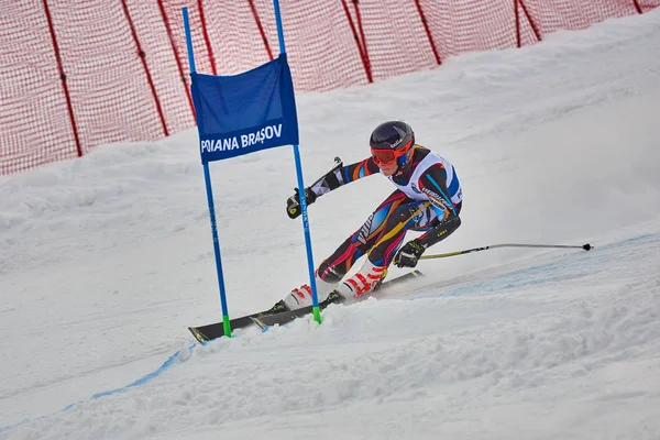 罗马尼亚 Poiana Brasov 2018年1月23日 不明身份的滑雪者参加2018年2月23日至24日的 Poiana Brasov 儿童杯 — 图库照片