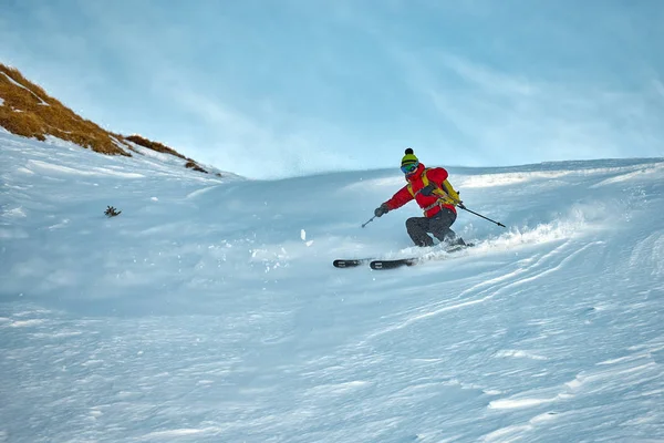 Sinaia Romênia Fevereiro 2015 Jovem Esquiadora Desce Encosta Dia Ensolarado — Fotografia de Stock