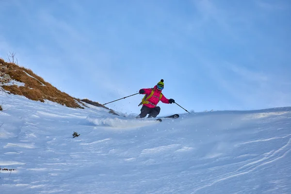 Sinaia Rumania Febrero 2015 Joven Esquiadora Cabalga Por Ladera Día — Foto de Stock