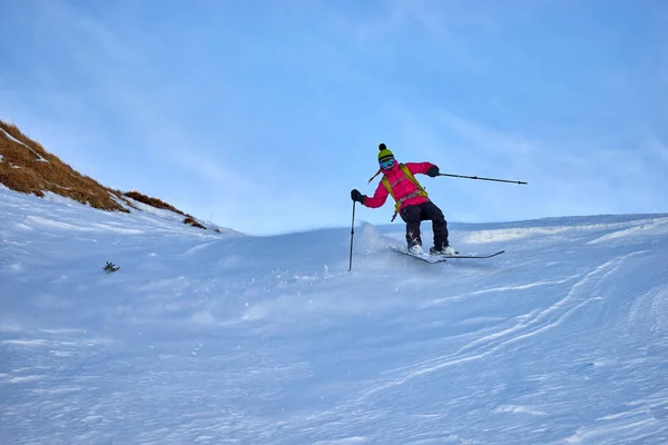 Sinaia Romênia Fevereiro 2015 Jovem Esquiadora Desce Encosta Dia Ensolarado — Fotografia de Stock