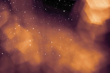 Ufuk bokeh ile arka plan ışıklar, düşen kar etkisi ile odaklanmamış arka plan üzerinde renkli bokeh soyut bulanık